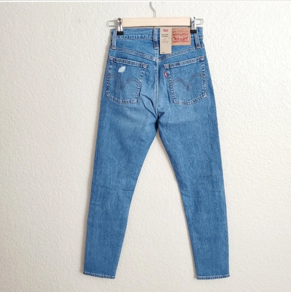 Levi's WEDGIE High Rise Skinny Jeans - Picture 3 of 5